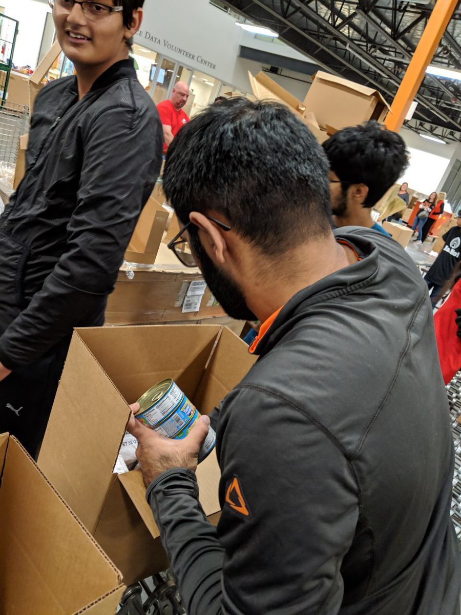 MuslimYouthUSA's tweet photo. Our brothers at @MKA_Dallas helped pack almost 4,000 meals today at the North Texas Food Bank(@ntfb) which is a branch of @FeedingAmerica. #MuslimYouth doing #WhatMuslimsDo. #Volunteering https://t.co/9od1hJFA94