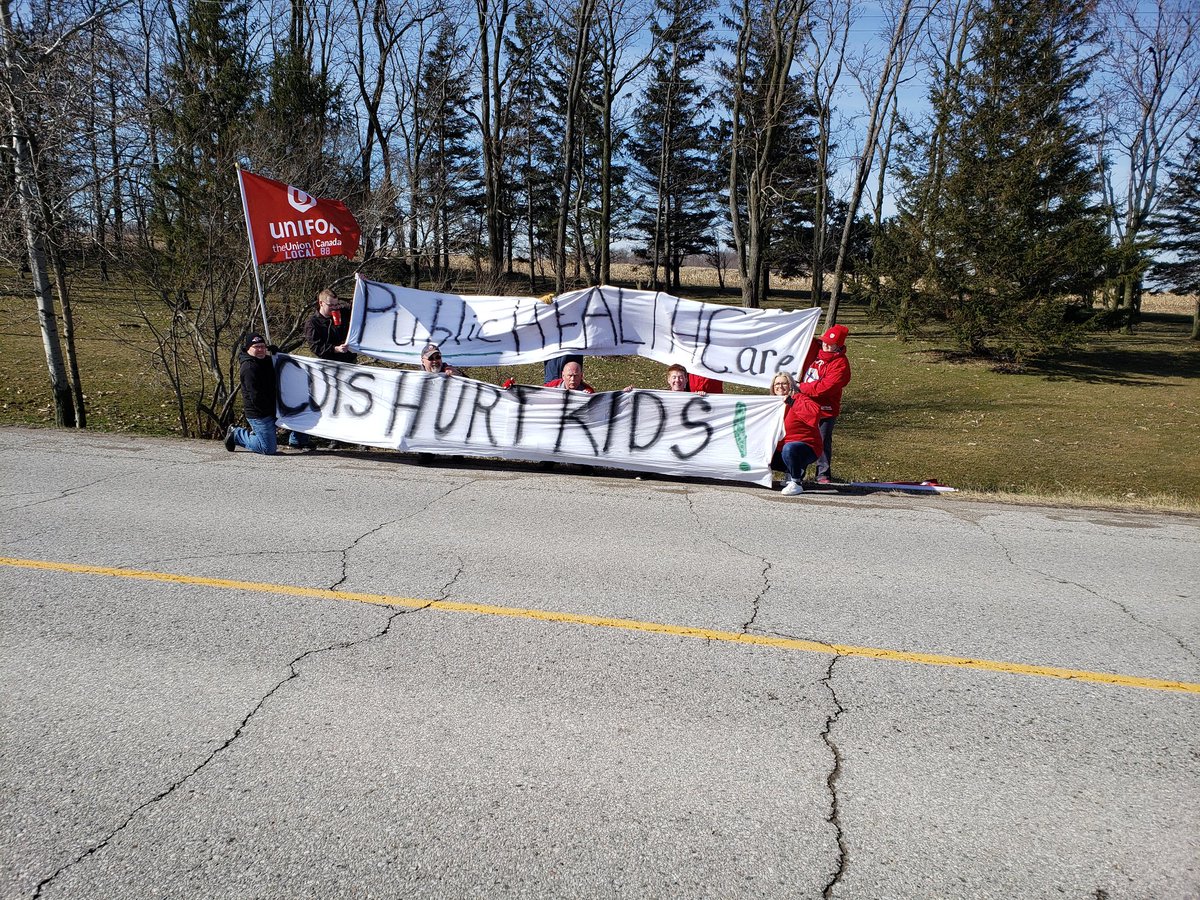 unifor636mel's tweet photo. #cutshurtkids, #handsoffworkerrights #handsoffhealthcare https://t.co/aceZStW9uj