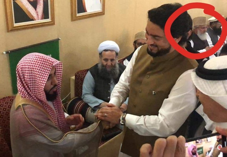 ... This photo from the April 13 event at the Saudi embassy shows minister for interior  @ShehryarAfridi1 meeting with the Imam of the Kaaba, with Ahmed Ludhianvi of Sipah e Sahaba visible in the background (2/n)