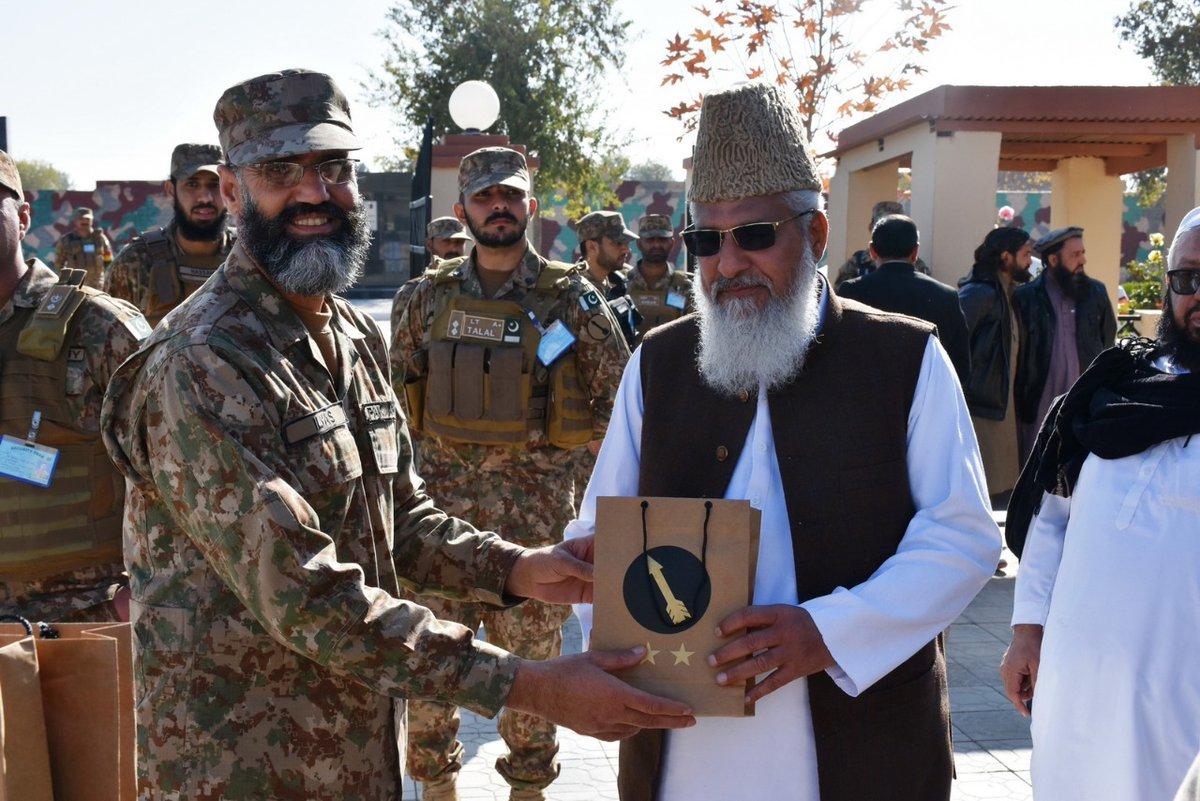 Here is a photo from Dec 2018 showing Ludhianvi receiving an award from a military officer while on an army guided tour of North Waziristan with a delegation of hand-picked religious scholars  https://www.dawn.com/news/1454065  (3/n)