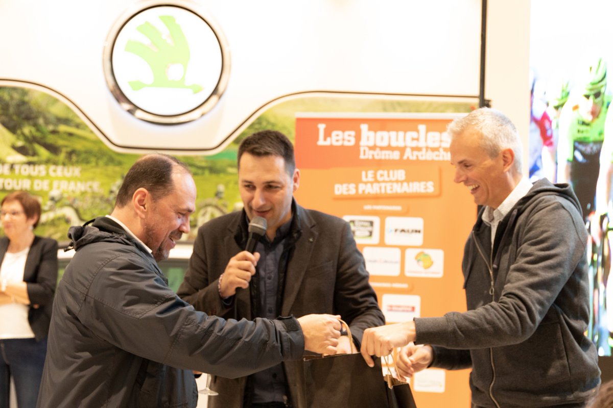boucles_classic's tweet photo. 🍾 Retour sur les Boucles 2019 🚴♂️ ➕ tombola 🎁 ➕ dégustation 🍷 en musique 🎶 : quel bonheur de retrouver nos bénévoles pour la soirée des remerciements à la concession Genin @SkodaFrance 🤩
🙏 Merci à tous d'être à nos côtés 🙏
#BDA19 #TeamSpirit https://t.co/XLhB3fWML4