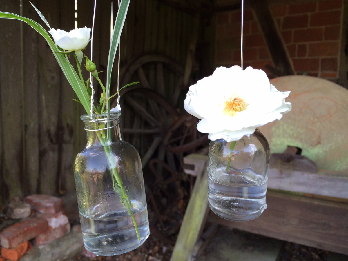 Hängen Sie sich doch einfach mal ein paar Vasen auf.