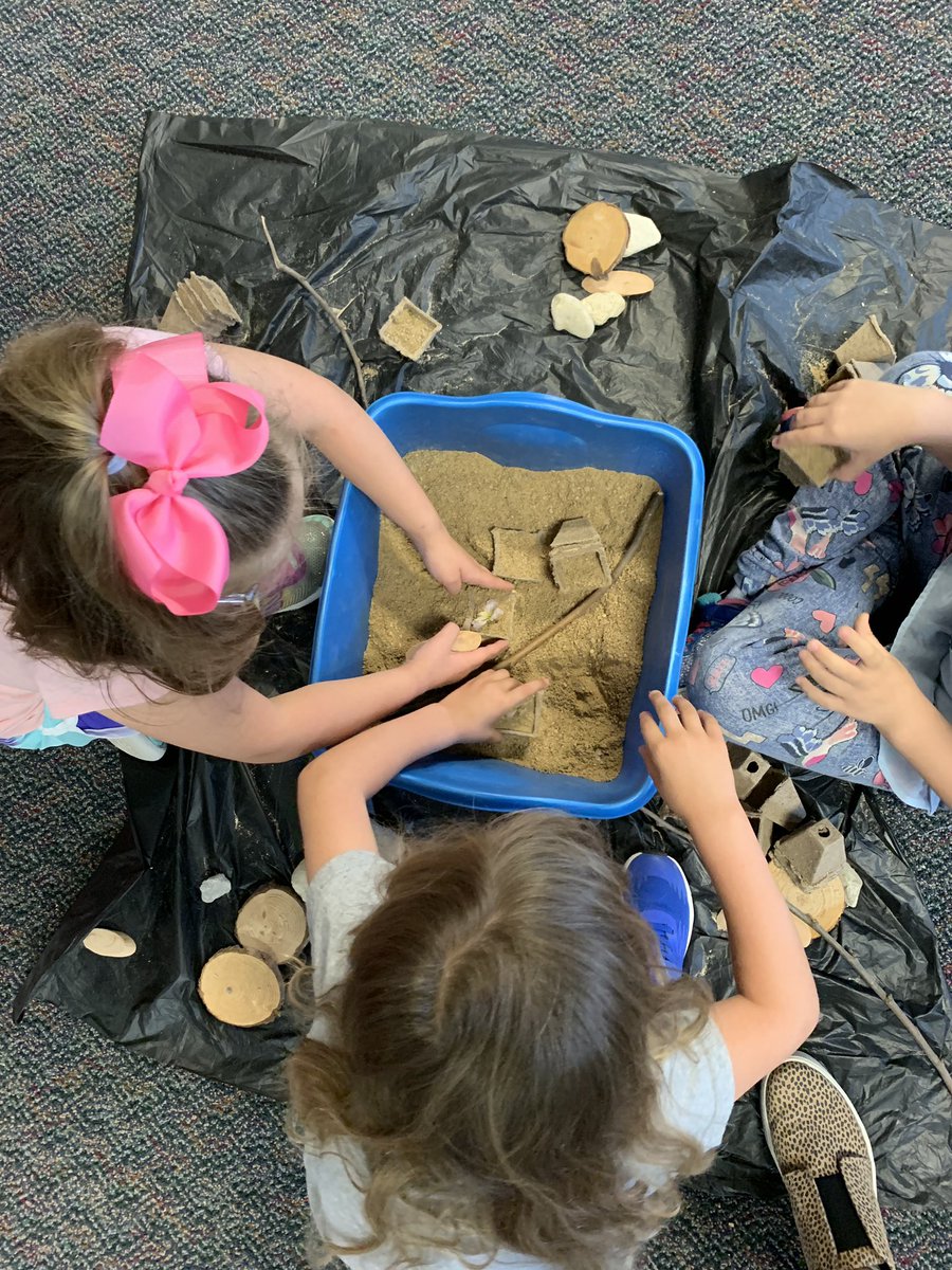 SullivansKinder's tweet photo. A little bit of rain won’t hold us back from having our nature makerspace! #risd #robinsonprimary #makerspace https://t.co/EMOIXAKQzA