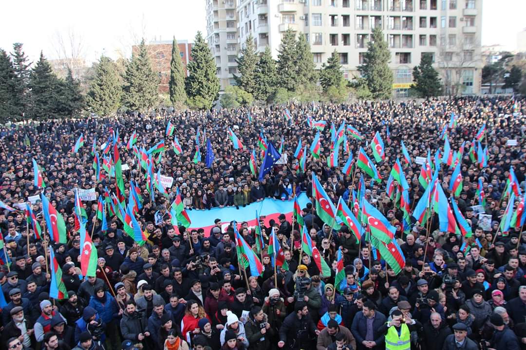 20 aprel mitinqinə də razılıq vermədilər. Yenə də qorxdular! Milli Şura da dərhal növbəti mitinq qərarını verdi. Həm də ikisini birdən. May ayının 5-i və 11-nə mitinq təyin etdik. Yalançını mənzilinə qədər qovacağıq.