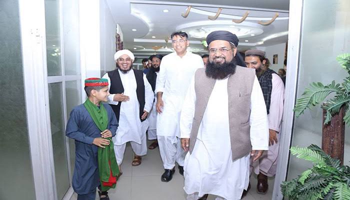 And this classic photo from July 2018 in which finance minister (then an MNA only)  @Asad_Umar welcomed Harkatul Mujahideen founder Fazlur Rehman Khalil as a member of PTI. Khalil is a former close associate of Osama bin Laden and HuM is a banned org  https://www.dawn.com/news/1420784  (8/n)