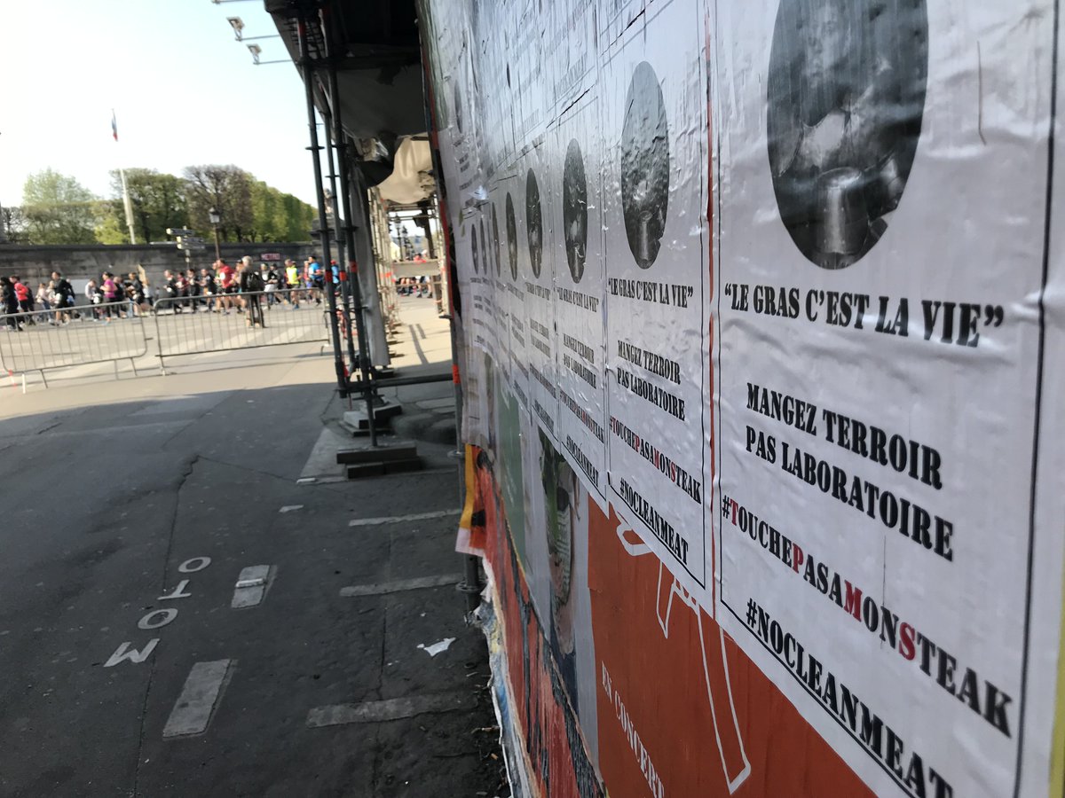 MarOdeuse's tweet photo. On trouve de tout à Paris, même des affiches qui protègent les steaks... #touchepasamonsteak @ThierryCoue @Gpetitguyot @EricBerton6 @CampusdeKerLann @afdi_reseau @Vandaele_sa @sebastien_abis @JDecerle @Min_Agriculture @JeunesAgri @ConfPaysanne @vraie_l @AntoineJeandey @WikiAgri https://t.co/OTPgw38u6K