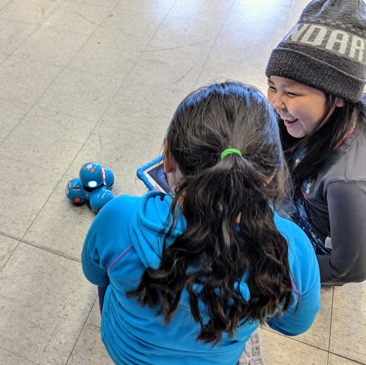 amperecanada's tweet image. Gail and @learningcode&apos;s Jodie brought the Dash Robots to the City of Iqaluit Camp yesterday! The kids had fun learning how to code the bots and then we, of course, set up a wee bit of an obstacle course race! #teachkidscode #adventuresofdash