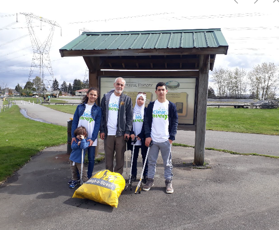 CityofSurrey's tweet photo. A big thank-you to the #SurreyCleanSweep volunteers that cleaned up our parks, neighbourhoods, and streets over the weekend. Volunteers collected 35+ bags of garbage! View areas and images that have been served by our volunteers in #CleanSweep 2019: https://t.co/SB2ey6Nb9T https://t.co/auoqWnx6Az