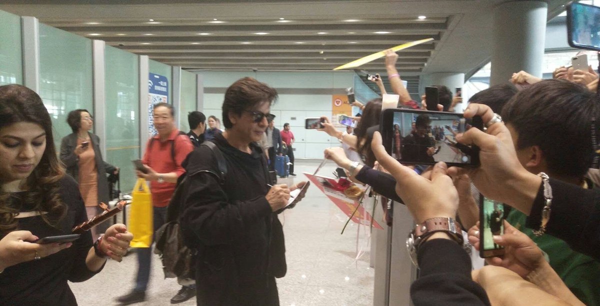 iFaridoon's tweet photo. Massive craze for @iamsrk in #China...

Isko kahte hain global superstardom!! https://t.co/44fUH6FSUh