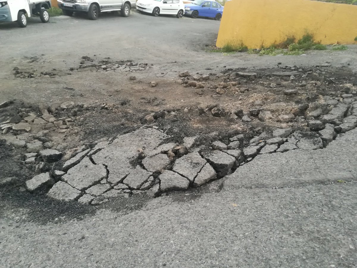 TeldeActualidad's tweet photo. Monumento al bache en #Cendro #Telde https://t.co/m1NbmW7QbV https://t.co/zlCjGvkrv4
