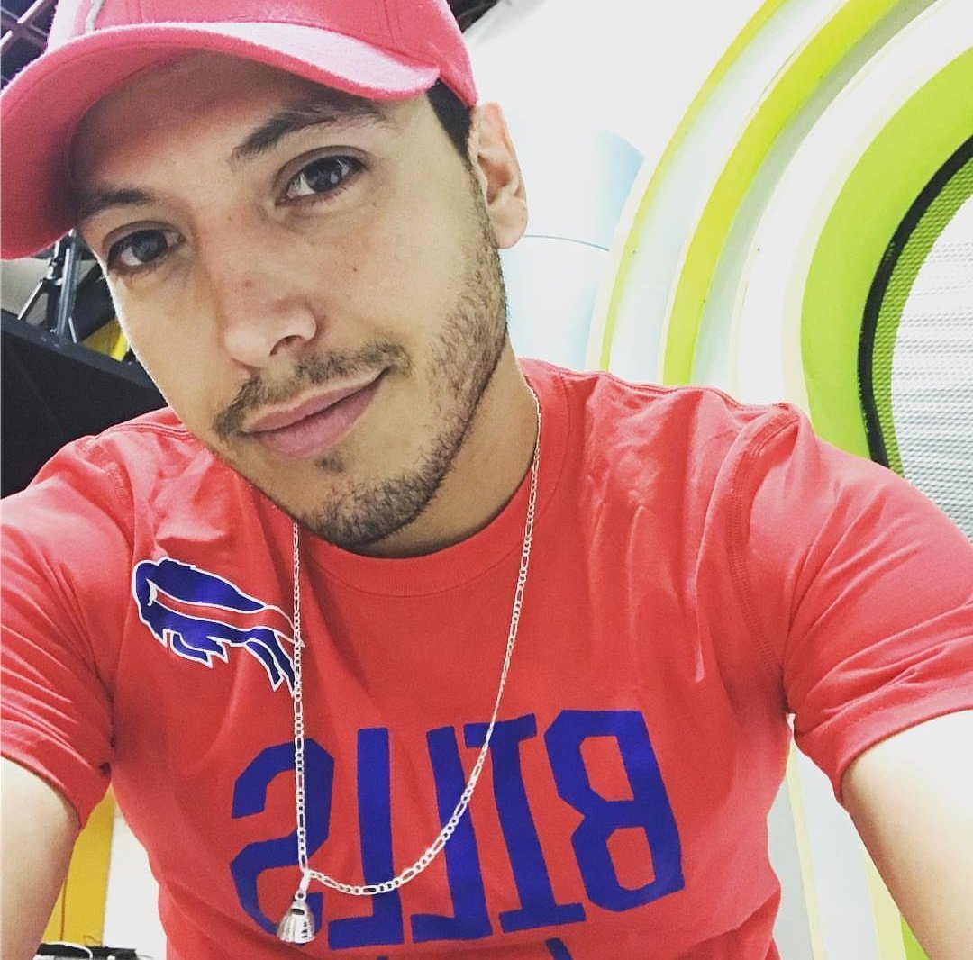 _MariiEC's tweet photo. RT si extrañas ver a @_snuppy08 con cabello corto 😊 https://t.co/HocHdfYnJ0