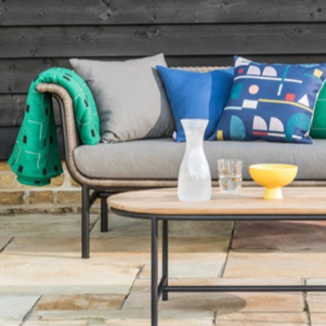 colourstandards's tweet image. Spotted! Our Pearl white carafe in a posh pic from Heal's. Handblown and made from recycled glass. Available at Heals of course, from us and other lovely shops.
#britishcolourstandard #artisan #eco #handblown glass #heals
#style #glasswares #carafe
ow.ly/qVVN50qDMGl