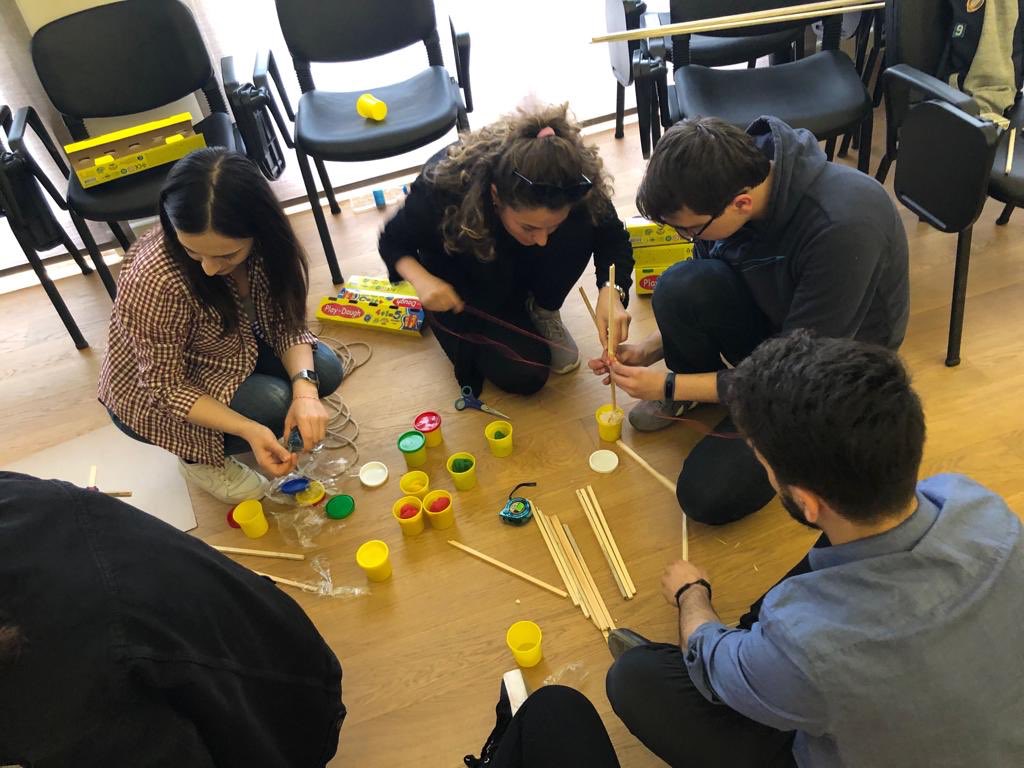 sevenegitim's tweet photo. Farklı metodlar ile ekip çalışmasını geliştiriyor, ekip üyeleri arasında yıkılmaz köprüler oluşturuyoruz. :) #sevenegitimdanismanlik #motivasyon #ekipçalışması https://t.co/0YpWXC7sE9