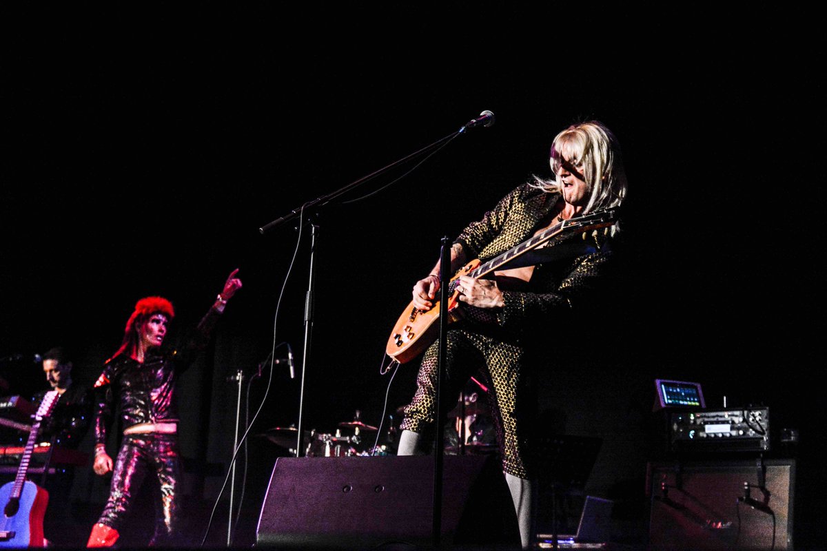absolutebowie's tweet photo. #PrestwichEvent for #DavidBowie fans on Friday 24 May.
#AbsoluteBowie play #longfieldlive part of @BuryVenues
Tickets & info->> https://t.co/83V6CLrxQz
"Lovingly crafted #Bowie show" NME
Pic: @Cobspix
#LongfieldSuite #Bury #BuryHour #Prestwich https://t.co/ZMG5sRlRUR