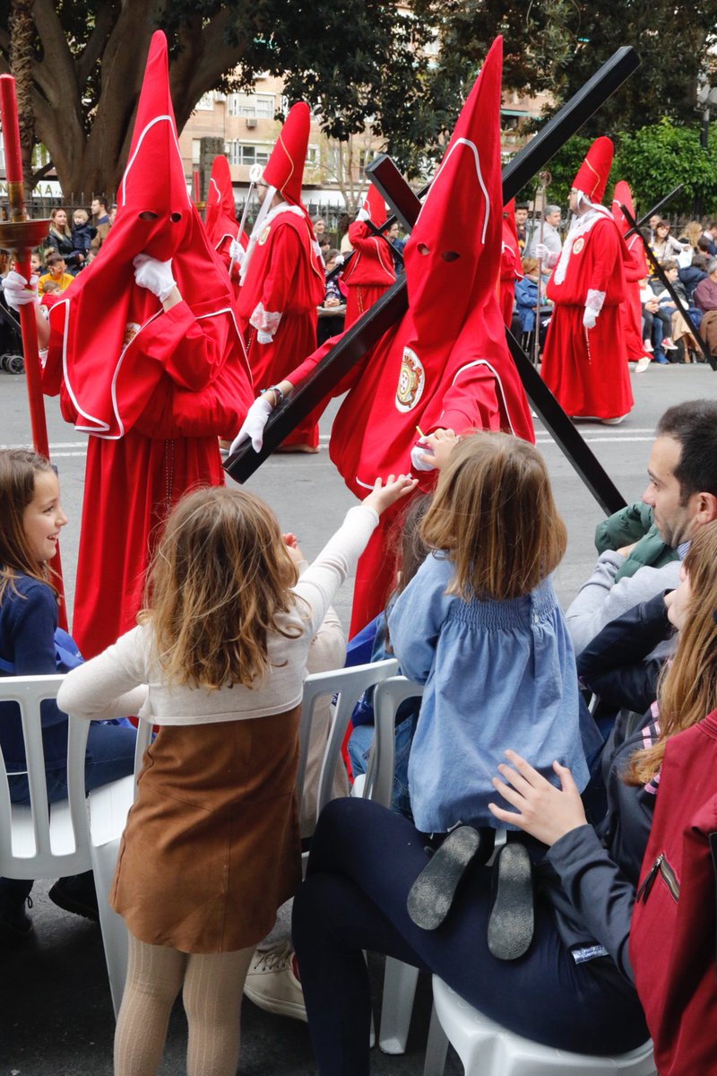 Qué grande es mi barrio!! 😀 👏🏼👏🏼👏🏼 #SemanaSantaMurcia #LosColoraos