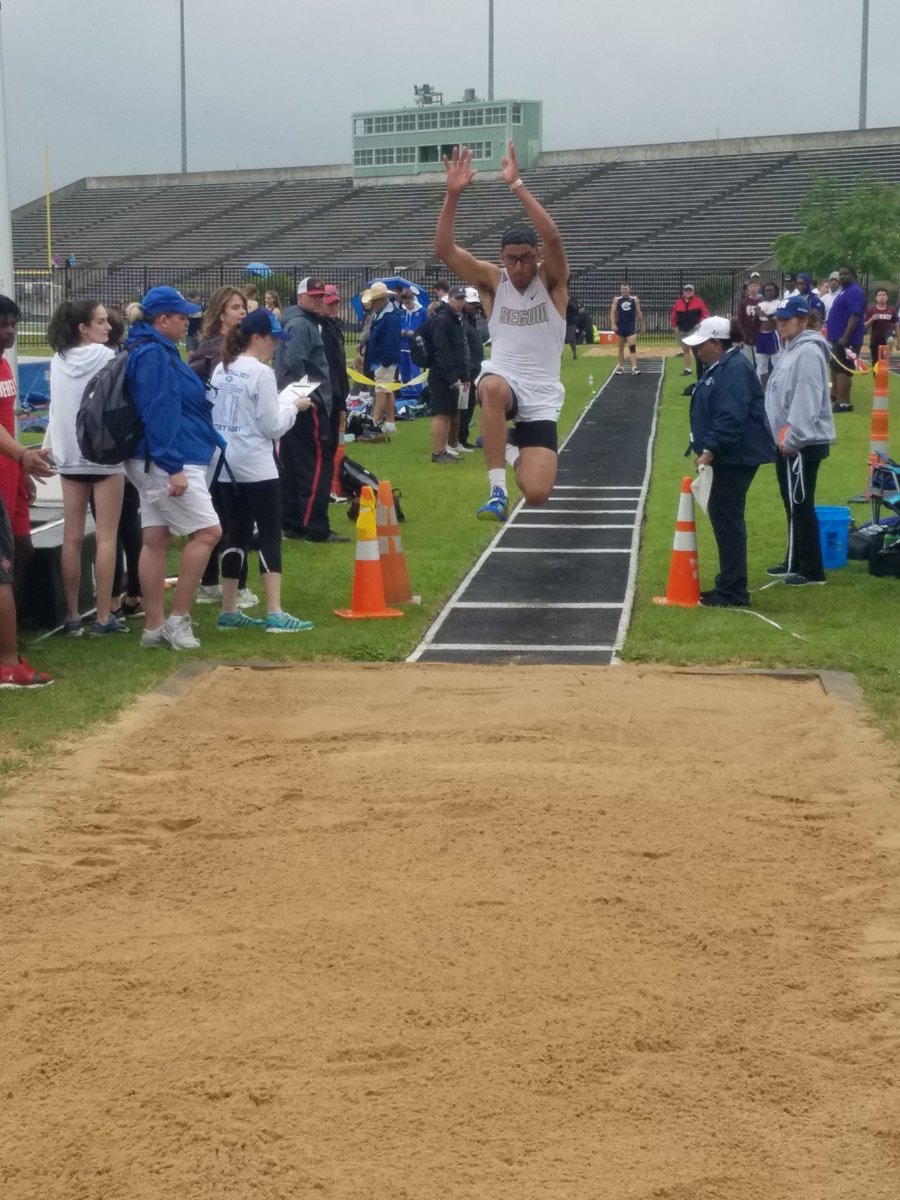 TrackSeguin's tweet image. Congrats @dorien_shannon for winning area triple jump and moving on to area

#backtobackchamp
#wejumpinjumpin
#MatadorFamily 
#swordsup
#roadtoregional
#areachamp
#hopskipandjumpfromstate