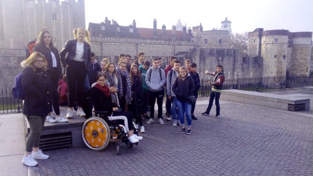 LpoA_Fournier32's tweet photo. Séjour linguistique et culturel des élèves @32Sep du @LpoA_Fournier32 de #Mirande à #Londres #EAC32 : Mardi 1er jour : Tour de Londres @TowerOfLondon et #Breackfast au #Pub ! "So British" https://t.co/JzWCuJflGa