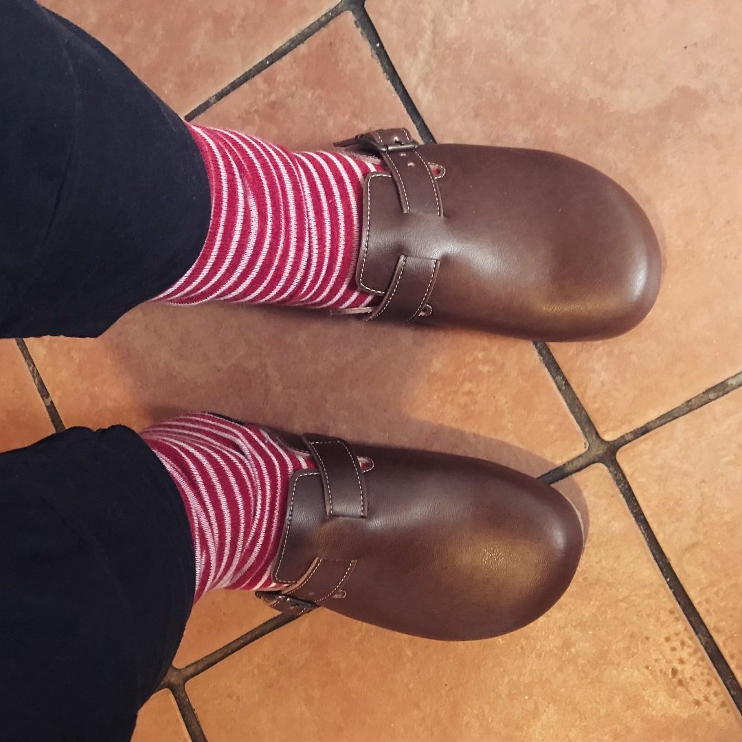 WillsVeganStore's tweet photo. "I am honestly in ❤️ with my new Will's Vegan Store clogs. I have been buying from them since they started and have had 7 pairs I think. These are a style I’ve wanted forever in a vegan version."
See christel_bill_frida_'s Footbed Clogs here https://t.co/Zemf1zz7Ag
#veganclogs https://t.co/pz4ge882Pu