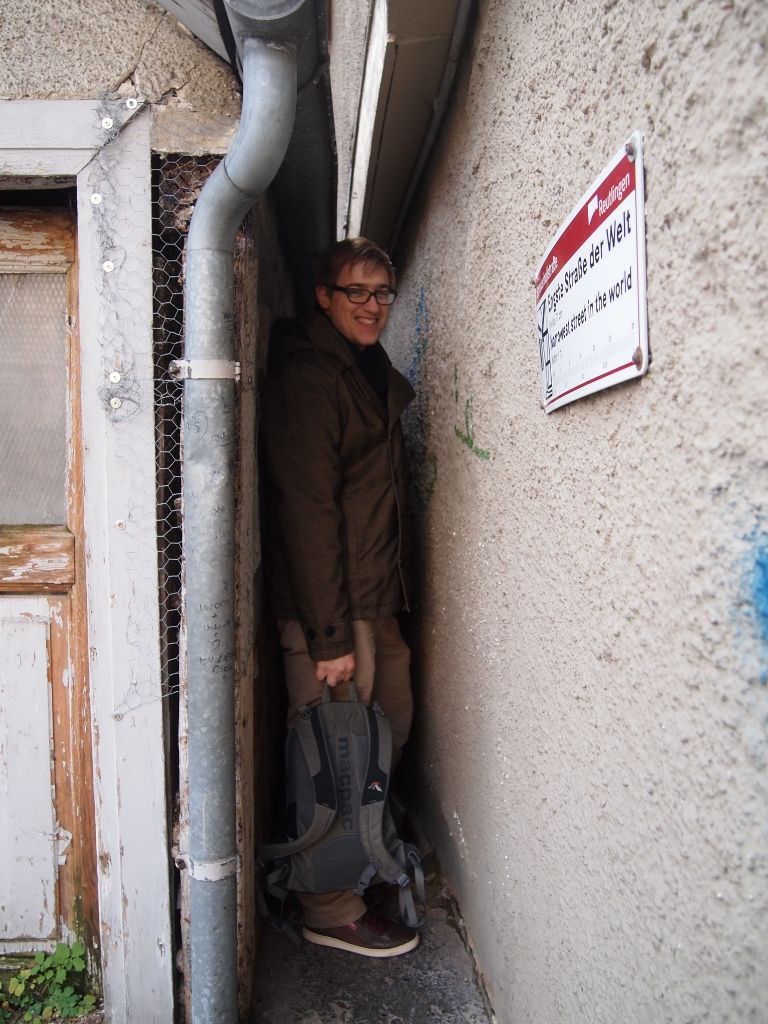 OtravelAI's tweet photo. Spreuerhofstraße - Built in 1727, Spreuerhofstraße is the world's narrowest street from 31–50 cm (12.2-19.7 in) wide. 🇩🇪 #Travel #Germany https://t.co/VouUyLH1Kd