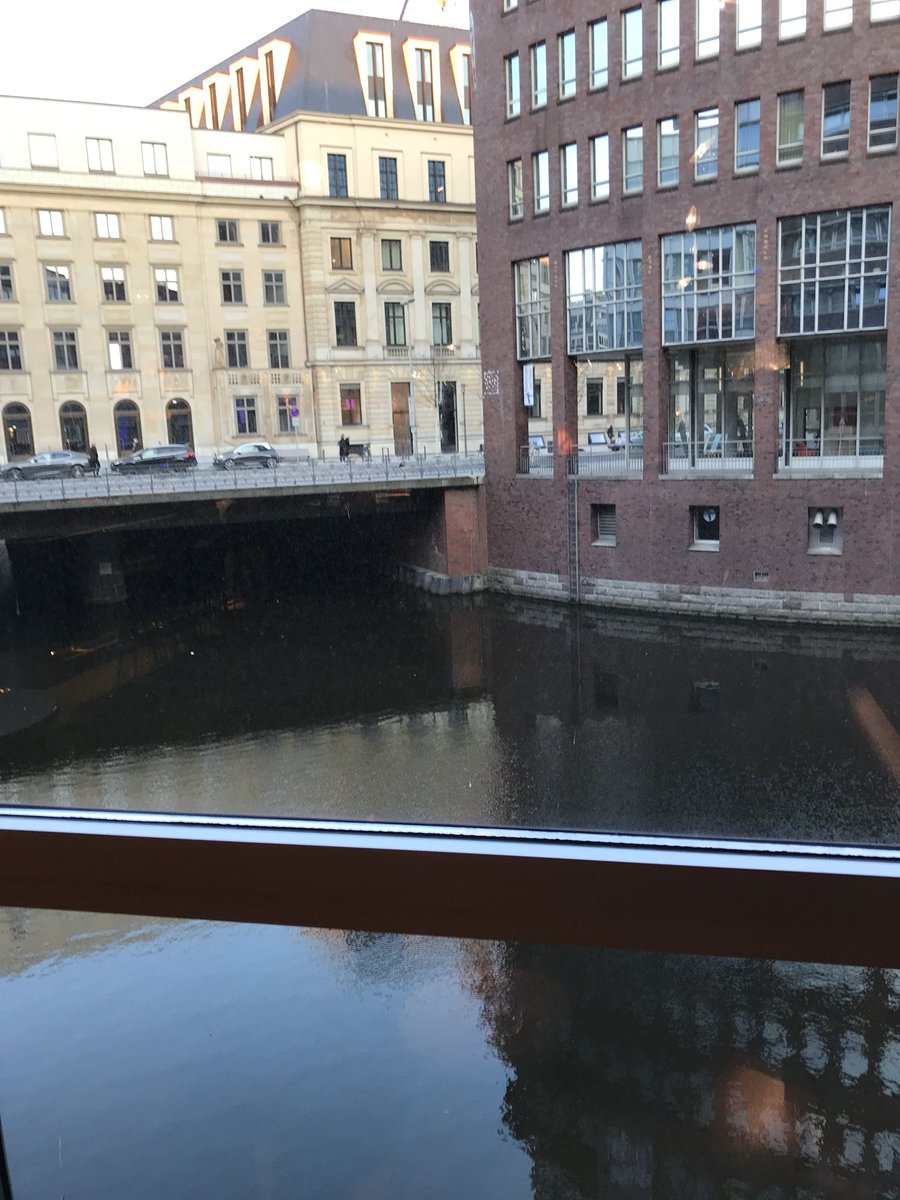 cantarlo's tweet image. Wo gibt es das? Eigenes Handy mit kostenloser Nutzung während des Hotelaufenthalt, self Check in, Powerbank, Frühstücken wie im grossen Wohnzimmer mit 50er Jahre Interieur: danke @RubyHotels #RubyLotti #Hamburg