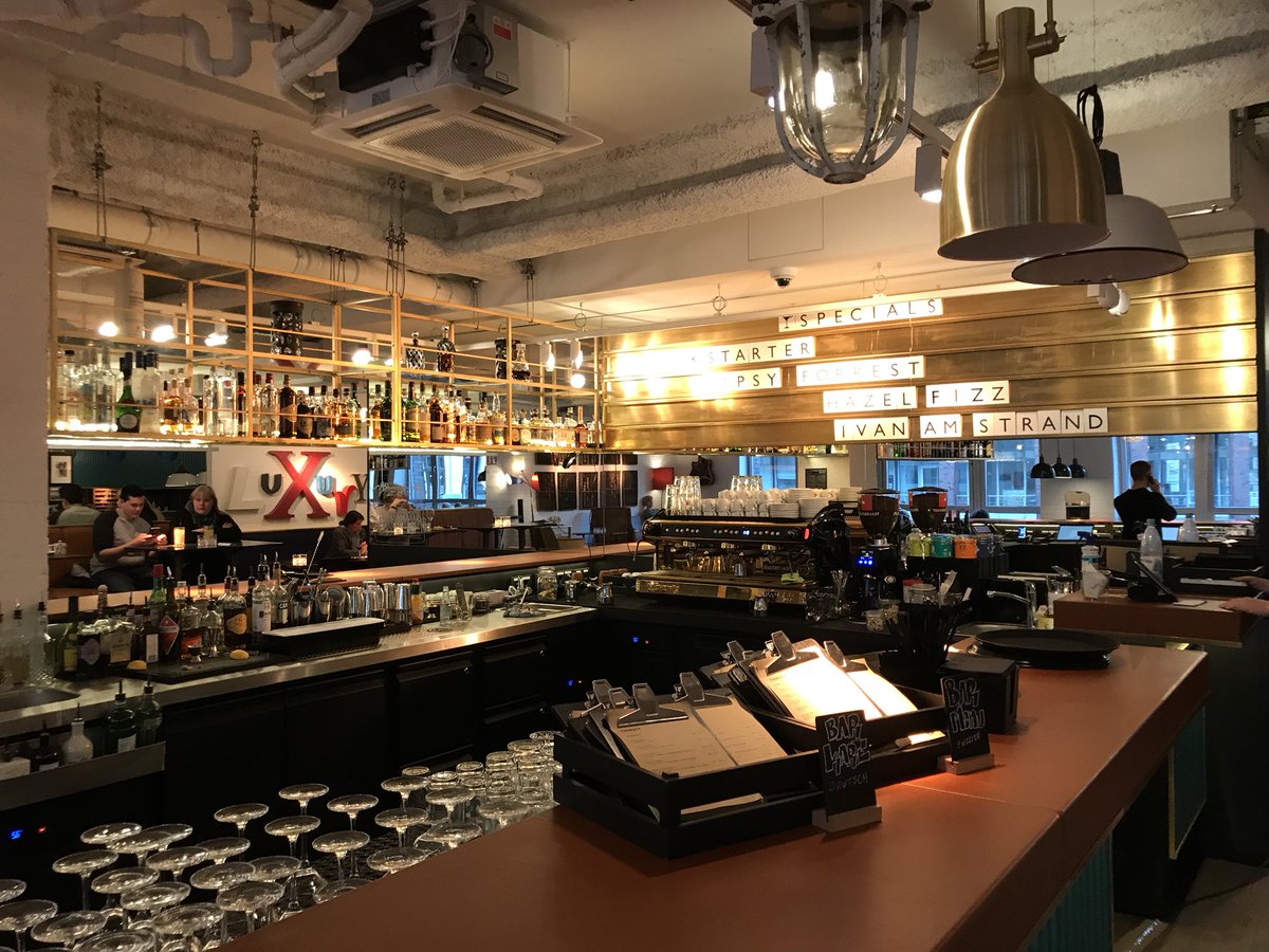 cantarlo's tweet image. Wo gibt es das? Eigenes Handy mit kostenloser Nutzung während des Hotelaufenthalt, self Check in, Powerbank, Frühstücken wie im grossen Wohnzimmer mit 50er Jahre Interieur: danke @RubyHotels #RubyLotti #Hamburg