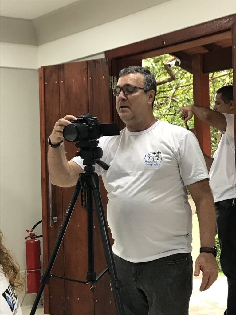 WSarcastico's tweet photo. QUEM ESTÁ GRAVANDO COM DSLR?????

Ah não, pera... sou eu....

EU POSSO!!! https://t.co/QBlLk0IWDH