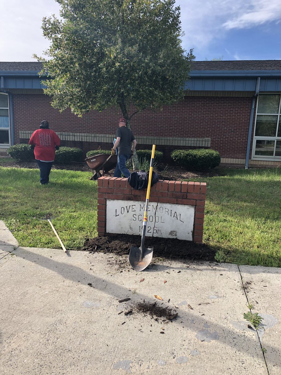 RiceLCS's tweet photo. Love Memorial getting a lot of attention and a spring fresh look thanks to G &amp; W volunteers!! We are so thankful for a great business partnership https://t.co/EFyadb17cd