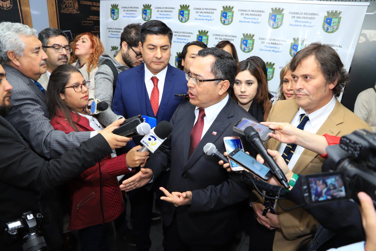 DPRValparaiso's tweet photo. 🔵🔴Cartera de proyectos regionales presentada por Intendente @jmartinezvalpo fue aprobada por unanimidad por el Consejo Regional👏. En un año de gobierno se ha aprobado + de US$100 millones destinados a los municipios en los ejes de seguridad, calidad de vida básicas y bienestar https://t.co/7LlykbRM9E