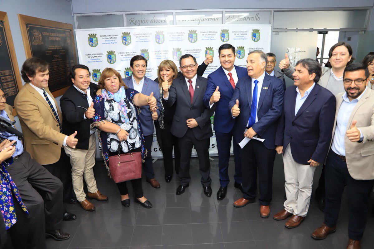 DPRValparaiso's tweet photo. 🔵🔴Cartera de proyectos regionales presentada por Intendente @jmartinezvalpo fue aprobada por unanimidad por el Consejo Regional👏. En un año de gobierno se ha aprobado + de US$100 millones destinados a los municipios en los ejes de seguridad, calidad de vida básicas y bienestar https://t.co/7LlykbRM9E