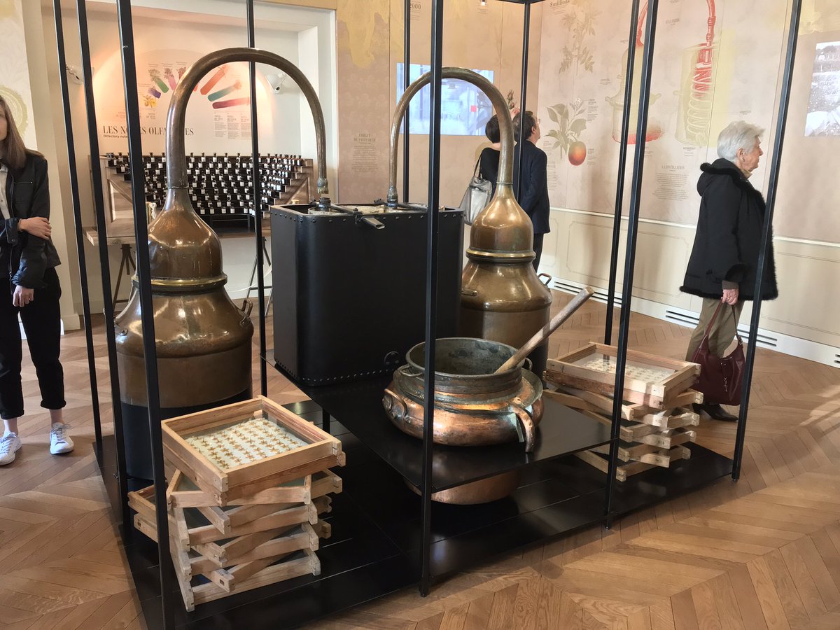 #MuséeDuParfum #Fragonard <a href="/Paris/">Paris</a> #LaMétamorphose #agenceTheDesk : de nouveaux objets d’art insolites, rares et précieux viennent compléter la collection du musée historique du parfum Fragonard. Des parfums divins jusqu’au loto des odeurs, tout vous enivre jusqu’à l’extase...