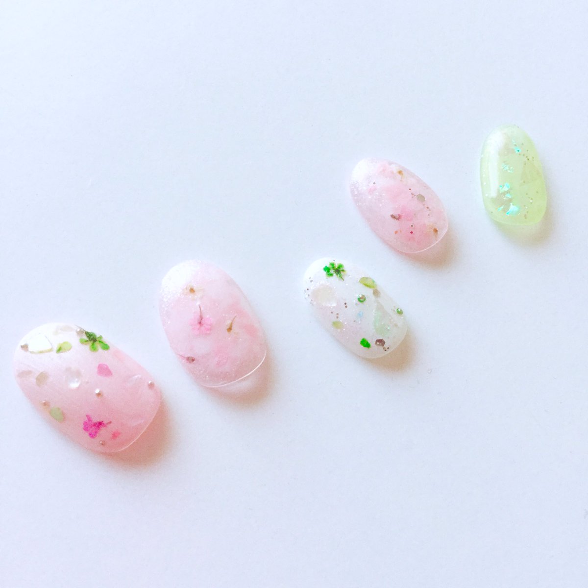 しろくまnail Twitter પર 葉桜のネイル 桜ネイルしてなかったので そしてもう散っているので 葉桜をイメージして ピンクと緑で仕上げました キラキラしてます 押し花も入ってます 透明感も綺麗です 平成最後の桜 春ネイル 春ネイル 葉桜