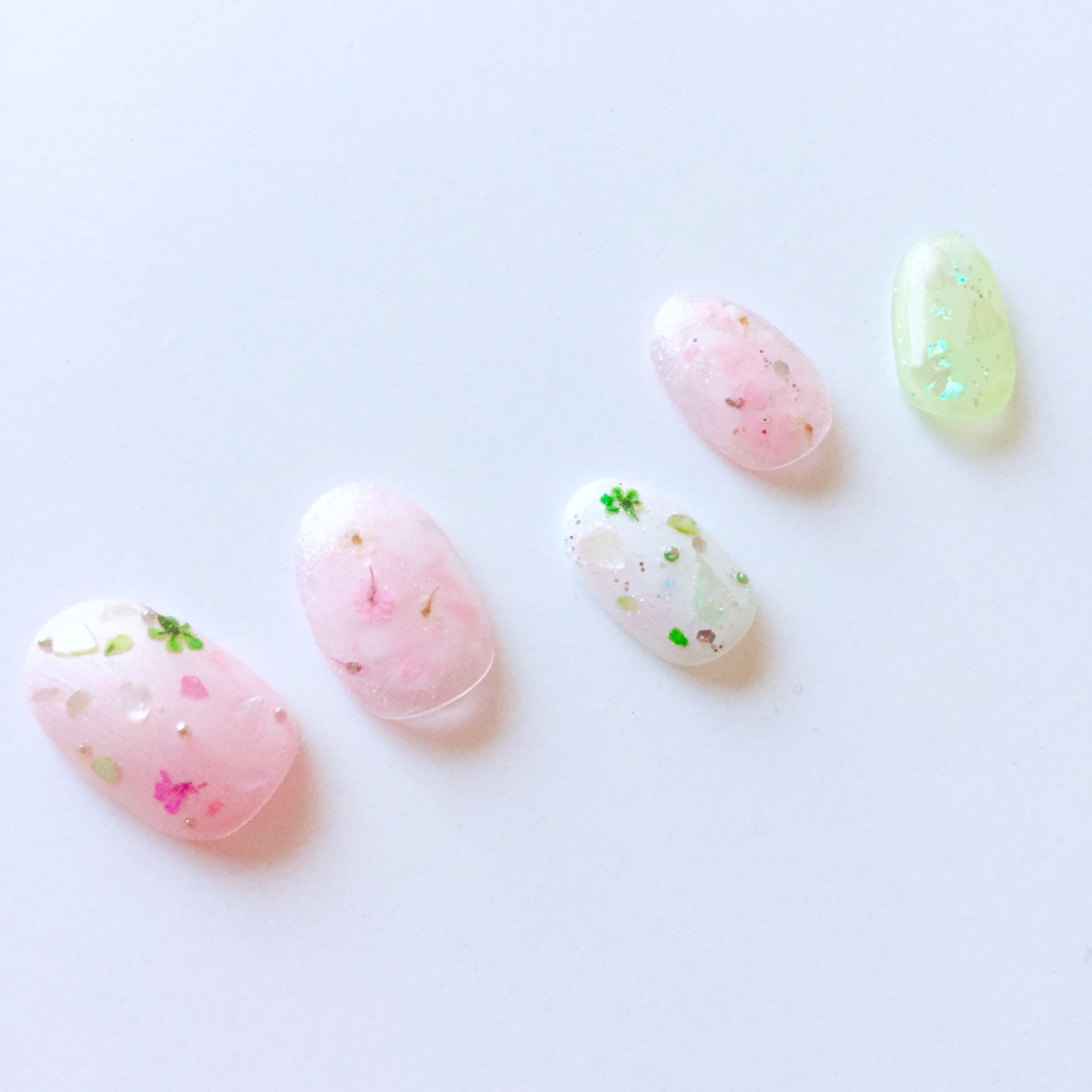 しろくまnail 葉桜のネイル 桜ネイルしてなかったので そしてもう散っているので 葉桜をイメージして ピンクと緑で仕上げました キラキラしてます 押し花も入ってます 透明感も綺麗です 平成最後の桜 春ネイル 春ネイル 葉桜 平成
