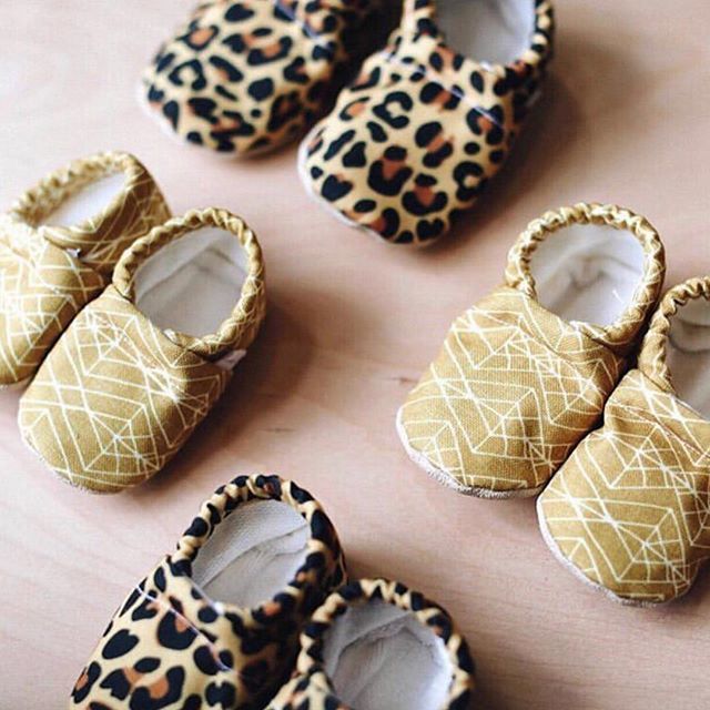 How ADORABLE are these baby moccasins from <a href="/clamfeet/">Margi Cooper</a>? bit.ly/2KMLvQU