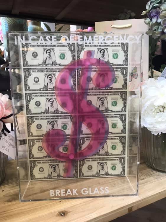 IN CASE OF EMERGENCY 🚨 BREAK GLASS

Things Are Not Always As They Seem by E$cobar. 

Contact us for more info or purchase direct from our online shop. drella.gallery/product/emerge…