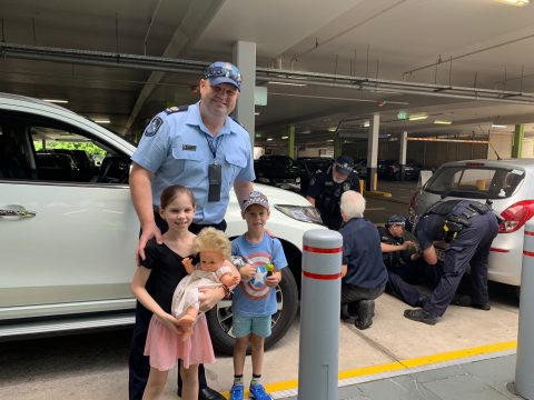 QldPolice's tweet photo. On Tuesday, Carina Police helped an eager line of locals to fit one-way anti-theft number plate screws to their vehicles! Police were also able to speak about road safety in the lead up to the Easter school holidays 🛠️👮‍♂️👮‍♀️ https://t.co/6dYSyE7kfO https://t.co/AM9jfZQQqv