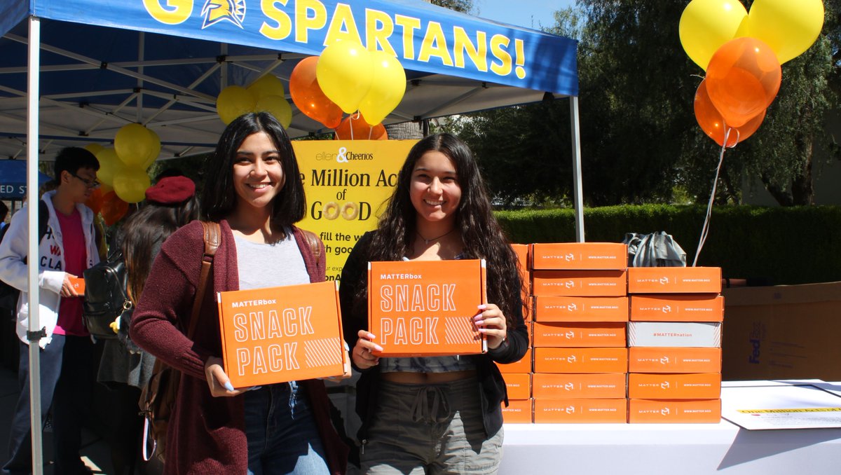_SpartanEats's tweet photo. One million thanks to the @SJSU community for helping us do GOOD! With the help from our volunteers we packed 200 #MATTERboxes! These snack packs will be donated to the @SJSUFoodPantry tomorrow and distributed to students! #SpartanEats #SJSU #OneMillionActsofGood https://t.co/i7JM6HrKay