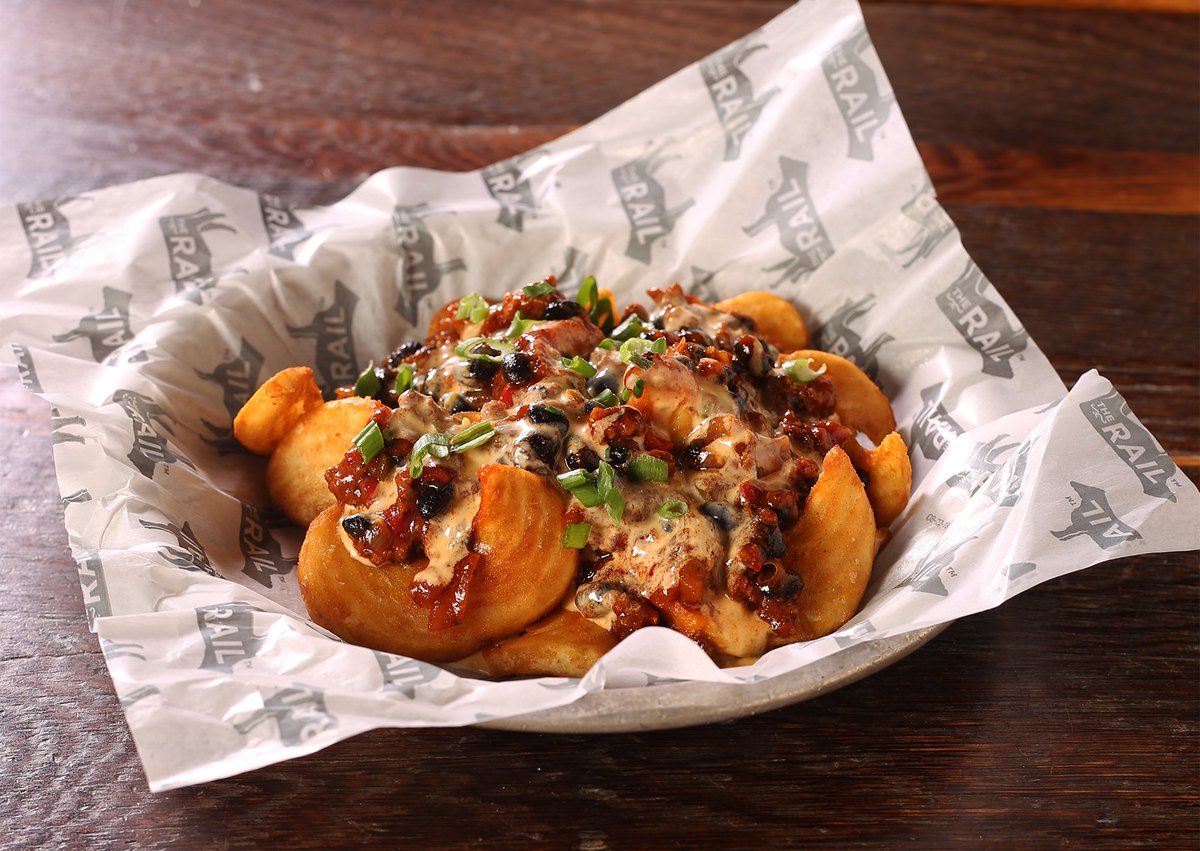 OhioBeerGarden's tweet photo. Beers + Apps = 😋. Stop by to see us for an Ohio-brewed beer and an order of our Rail Twist Fries!  These seasoned, crispy potato wedges are the perfect side to any burger or sandwich. Order them plain or loaded with our Housemade Chili, Pepper Jack Cheese Sauce and Green Onions. https://t.co/Z8uXFSRAOx