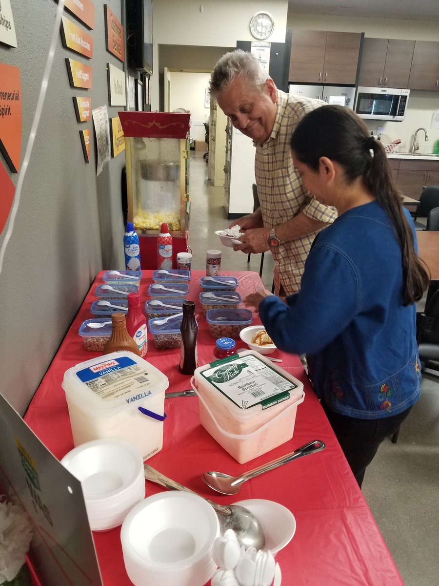 Penguingirl75's tweet image. Just because!! No better way to celebrate #teamg3 awesome associates than an Ice Cream Bar!! Yum!!! Thanks for all you do! @OrangeLiving10 @jacki_mccord @depochic1