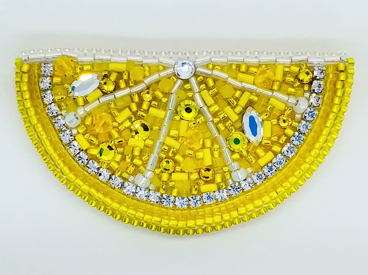 PeacockBeadShop's tweet photo. This is my new 🍋Lemon Brooch, and the fill in is done in seed stitech. I used several different colors and sizes of yellow beads for the segments.  I might release it as a kit. #whenlifegivesyoulemons #beadedbrooch #beadwork #MeganSavors #peacockbeadshop https://t.co/HUblPJnZfX
