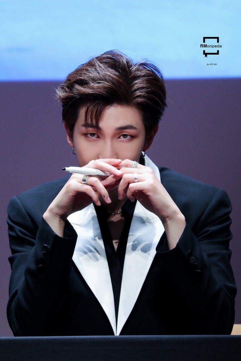Hinahime7's tweet photo. GN 🌏🌍🌎 Let’s take a moment to appreciate our beautiful leader, this gorgeous being... one and only our Namjonnnieeee 😌😌😌 @BTS_twt Hope you taking care of yourself and hope everyone is in good health💜💜💜 #RM #BoyWithLuv #PersonaTracklist https://t.co/3CjKs2mPfC