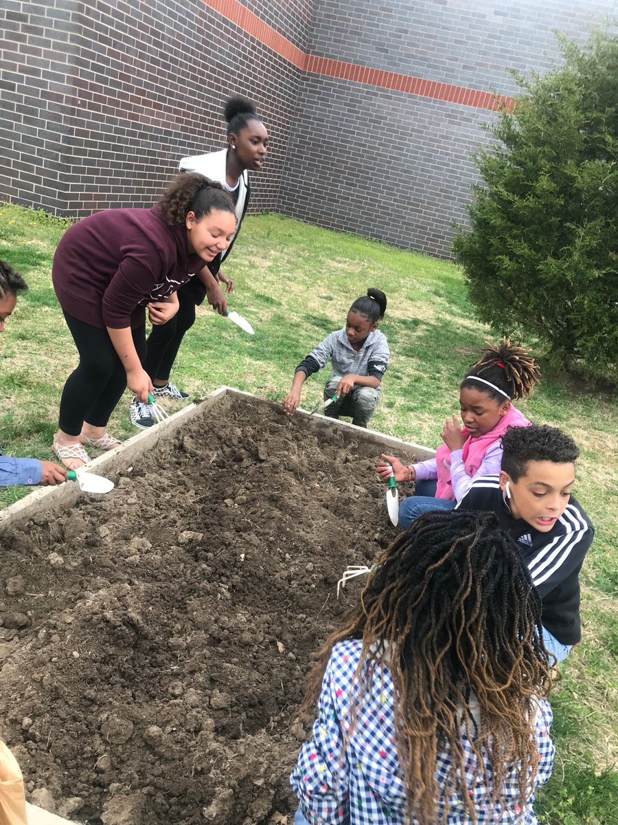 SlaterMonisha's tweet photo. It’s garden time!!! #schoolgarden #healthyeating #greenthumb https://t.co/pSDEdjY59n
