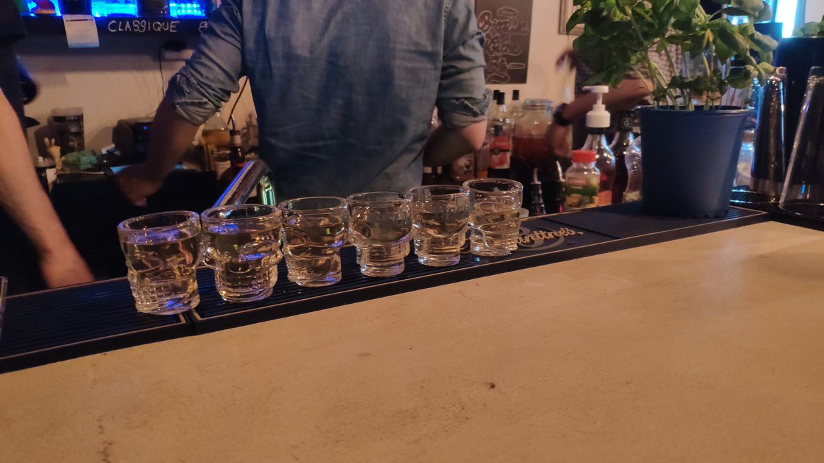 Kobnokaze's tweet photo. Le dernier shot de la réunion de travail @MangacastFR au bar #deuxpointzero avec @Cekun @Sedeto @mutekinojames tu est rentrée trop tôt @CatnGeek . https://t.co/njaNHVkd4N