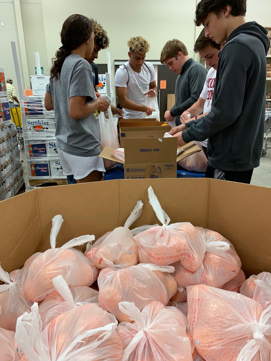 brenda_stanton1's tweet photo. A great day of serving others!!! Proud of these kids! #springserviceday @RedRageMHS @thebotty @SupHiggins @umOpenDoorICT https://t.co/sp2d8Mh7Rp