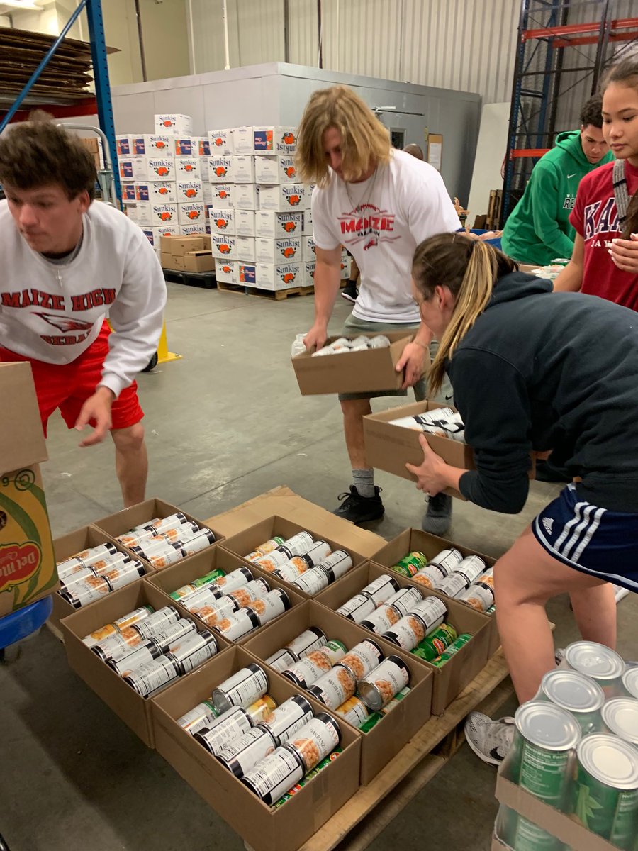 brenda_stanton1's tweet photo. A great day of serving others!!! Proud of these kids! #springserviceday @RedRageMHS @thebotty @SupHiggins @umOpenDoorICT https://t.co/sp2d8Mh7Rp