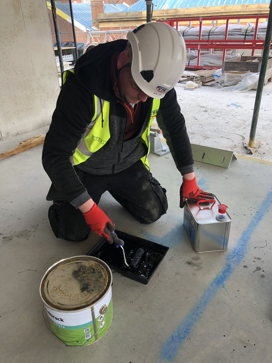 ctrsiteservices's tweet image. Starter track in progress !! #curtainwall #facades #unitised #crownstreet #CTRSiteServices