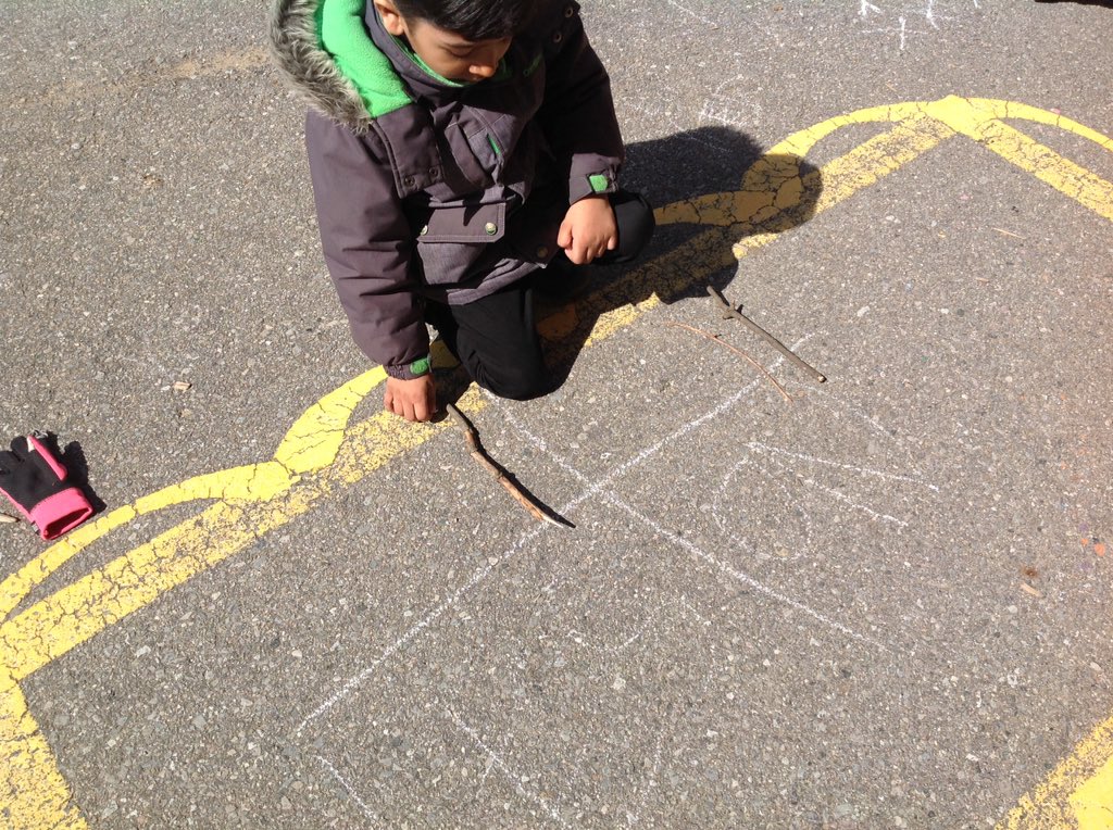 BalardoDavis7B's tweet photo. We took our survey questions outside today! We used chalk & twigs to collect the data! @eye_you #MessyMathChallenge #messymath #hcdsbk https://t.co/vU2TmAZ9Fw