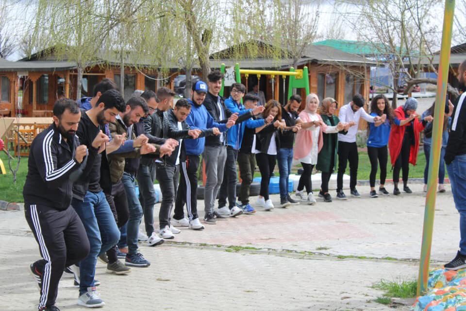 GSB_Mus's tweet photo. Kredi ve Yurtlar Genel Müdürlüğümüz 24. İllerarası Masa Tenisi Turnuvası için 9 ilden gelen 72 sporcu ve Teknik ekibe KYK Muş olarak bugün Seyir Tepesi, Soğucak(Mongok) Çeşmesi ve Tarihi Murat Köprüsü’nü gezdirdik. #BenimYurdumKYK #KYKTurnuva @hamzayerlikaya @sinanaksu @mehbaykan https://t.co/jM8hL2upiA