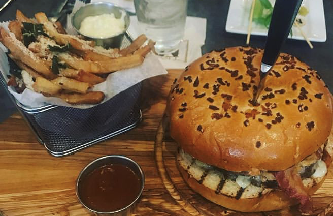 metbackbay's tweet photo. Our MET Max Burger will get you over the mid-week hump! #HappyHumpDay PC @ruggedlydistinguished https://t.co/Bgd6GRF5H1