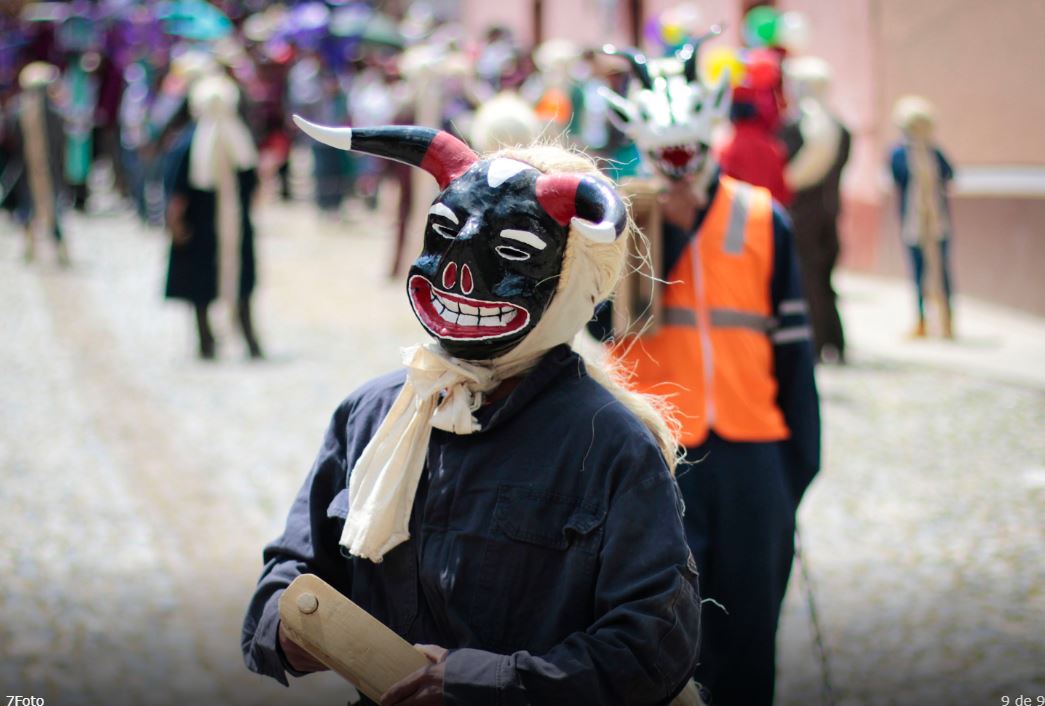 WTCQueretaro's tweet photo. El Doctor, Cadereyta de Montes, Querétaro, celebran en  la Semana Santa, un desfile de máscaras que los feligreses realizan año con año, que acompaña el viacrucis del viernes santo que simboliza la lucha entre el bien y el mal. Vía @PlazaDeArmasQro https://t.co/H0LMbx5EpZ