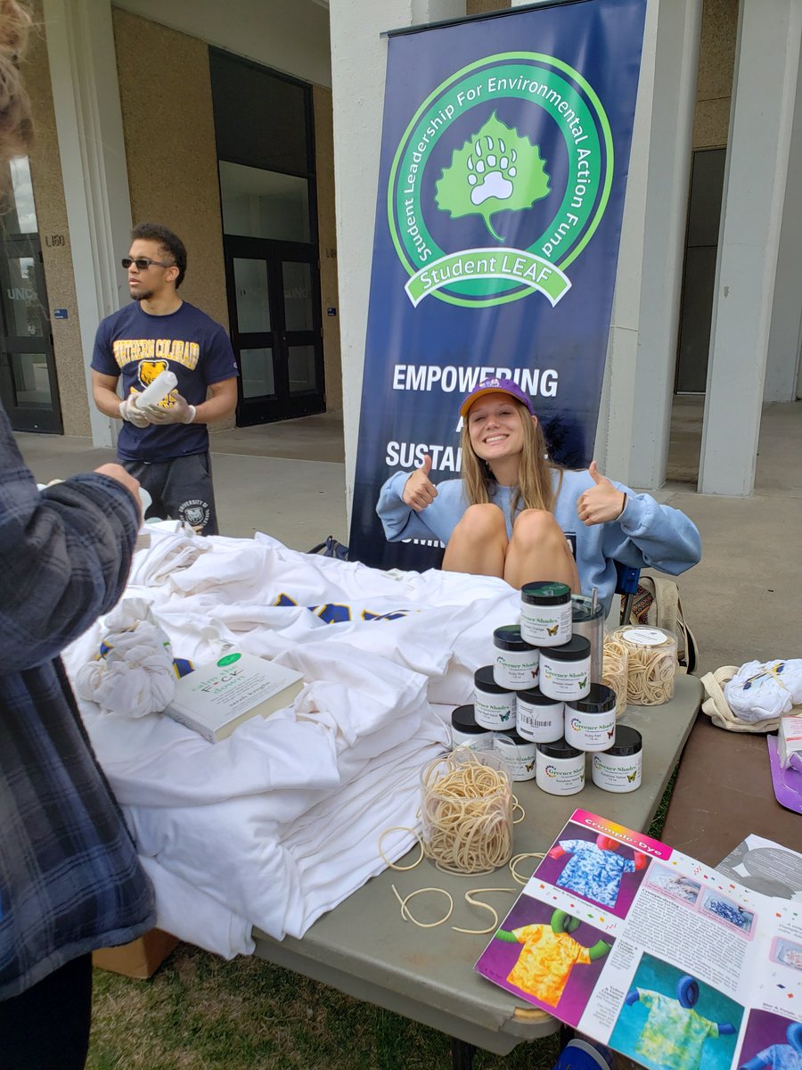 StudentLEAF's tweet image. Come Tie Dye with us! We have FREE tshirts and you can bring anything you want to tie dye! We're near the McKee Breezeway and we'll be here until 4! #SustainableBears